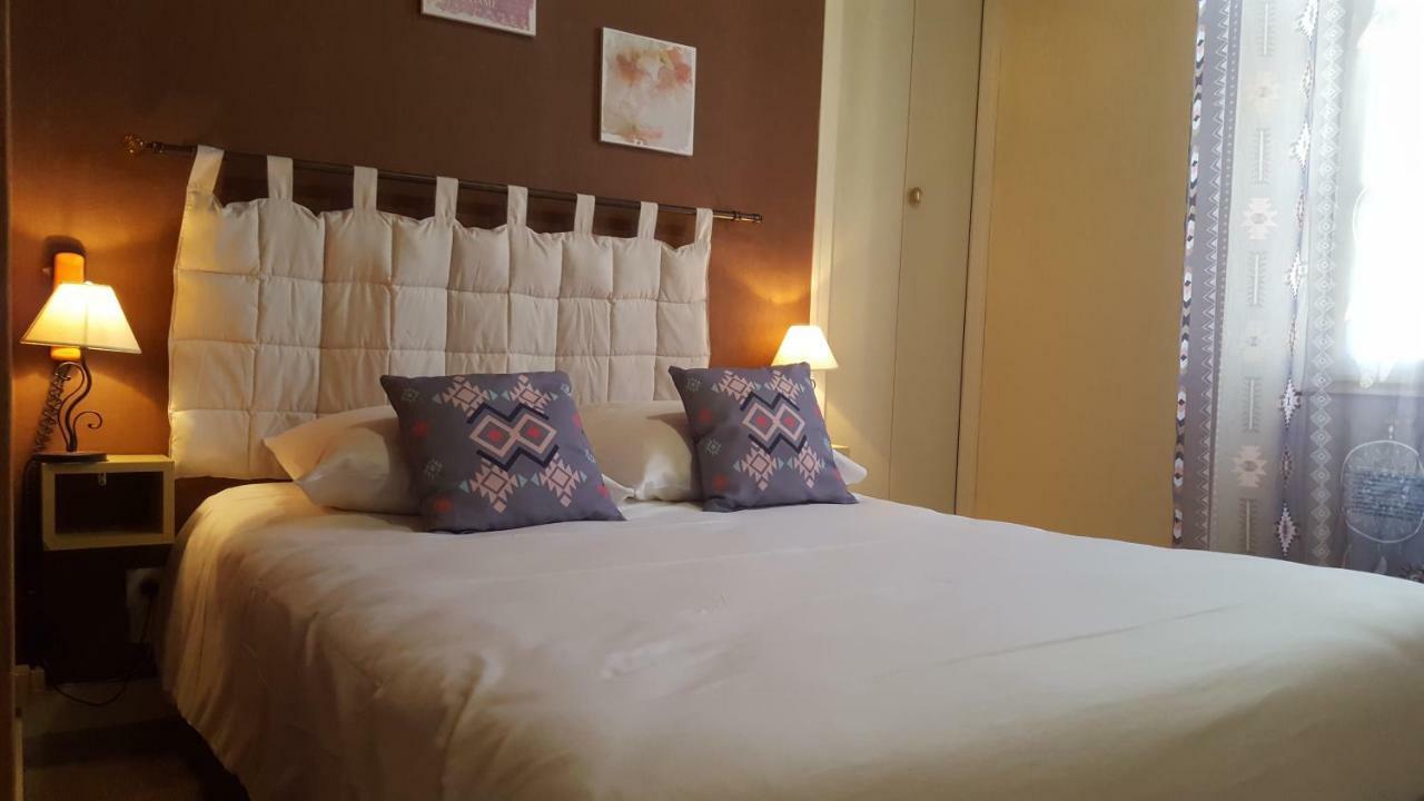 Le Relais De La Caleche Hotell Saint-Denis-dʼAnjou Eksteriør bilde
